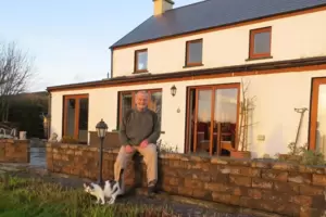 Reinhard Mohler auf seinem Anwesen in Irland. Katze Kati gehört seit Kurzem ebenfalls zur Familie. Reinhard Mohler auf seinem Anwesen in Irland. Katze Kati gehört seit Kurzem ebenfalls zur Familie.