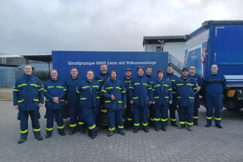 Bereit: Helfer vor der Abfahrt nach Niedersachsen. 