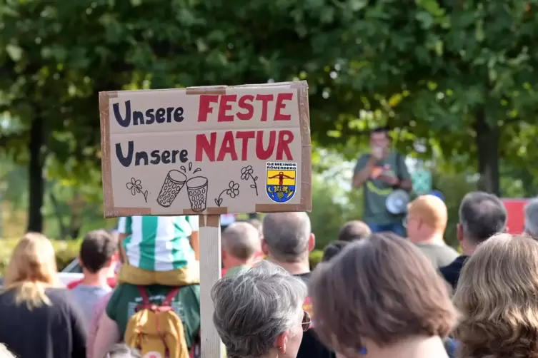 Starkes Zeichen in R&ouml;merberg: B&uuml;rgerinnen und B&uuml;rger demonstrieren f&uuml;r den Erhalt der Dorffeste. 