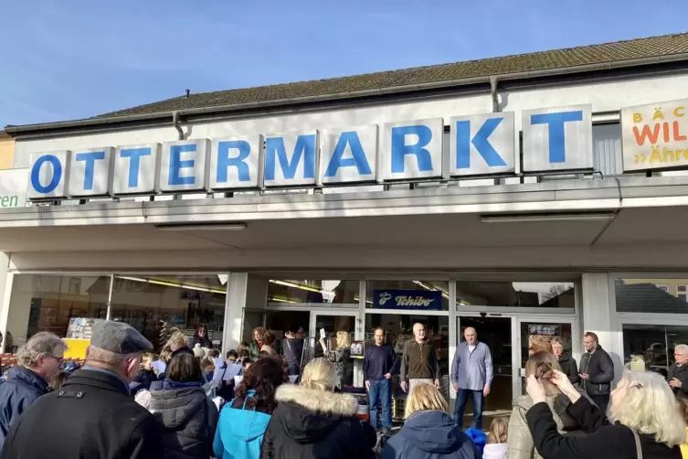 Ende Februar: B&uuml;rger verabschieden sich vom Ottermarkt und der Inhaber-Familie.