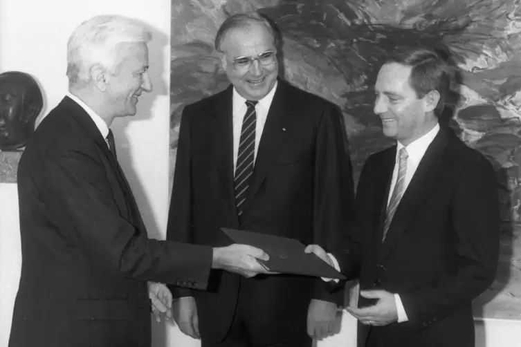 1984 in Bonn: Bundespräsident Richard von Weizsäcker (links) überreicht Wolfgang Schäuble die Ernennungsurkunde zum Bundesminist
