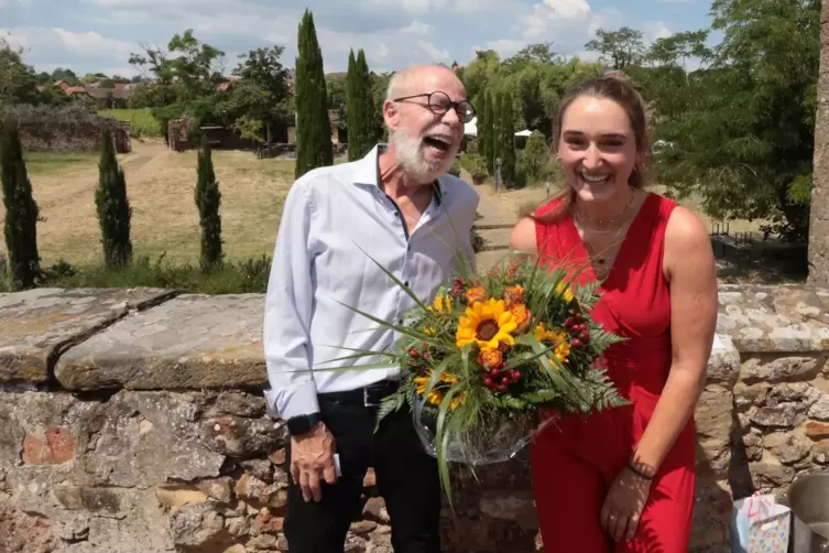  Bei ihrer Ernennung zur Weingr&auml;fin lachen Charlotte Schraut und der Battenberger Ortsb&uuml;rgermeister Peter Schmidt herzlich.