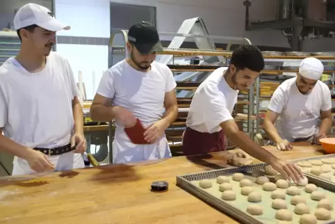 Vier Marokkaner in der Backstube (von links): Nizar, Ezzdine, Karim und Aymene.