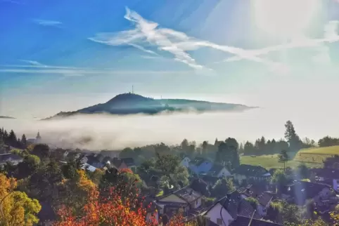 Obermoschel im Herbstnebel: Überm Städtchen erhebt sich der Moschellandsberg, im Ort selbst wird das kommende Jahr über ein groß