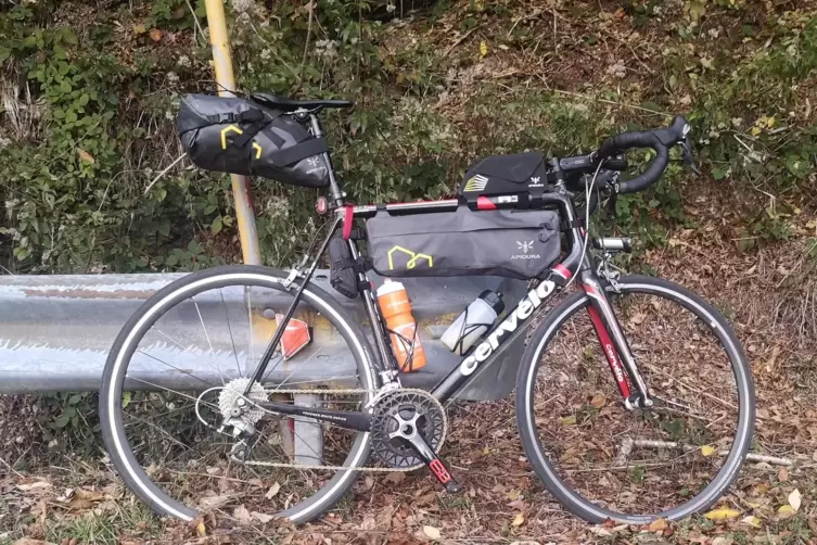 Die Radsportler packen alles, was sie unterwegs brauchen, in kleine Taschen aufs Rad.