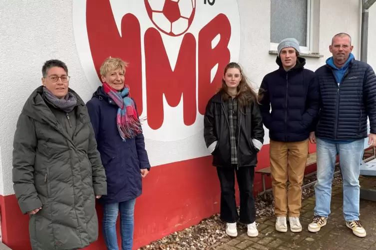 Zweites Zuhause Sportplatz – die Sportabzeichenfamilie des Jahres mit ihrer Trainerin Karen Müller (Zweite von links): Michaela 