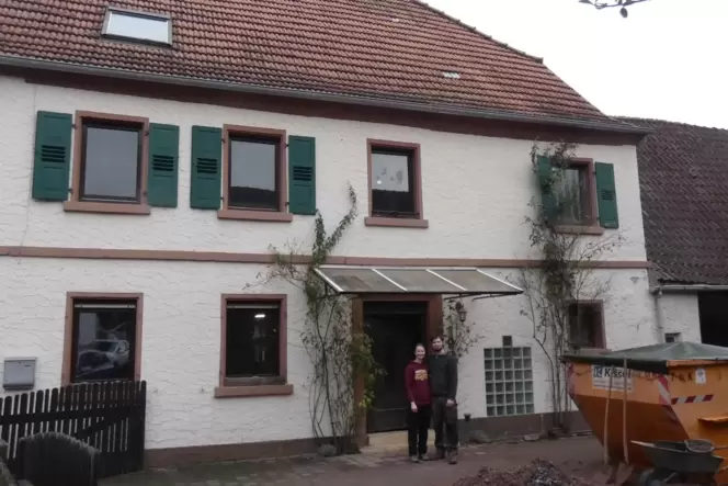 Katharina Friedly und Karsten Köhler vor ihrem über 200 Jahre alten Sandsteinhaus in Rumbach, das sie in den nächsten Monaten sa