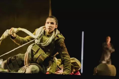 „Philoktet/Antigone“: Tilman Gerschs Inszenierung der beiden Sophokles-Tragödien gehörte zu den Ludwigshafener Festspielen im Th