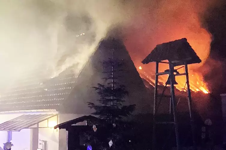 Meterhohe Flammen schlugen aus einem Dachstuhl in der Paul-Münch-Straße in Steinborn. 