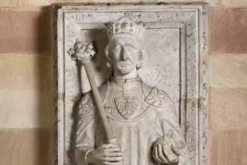 Detail der Grabplatte Rudolfs von Habsburg in der Krypta des Speyerer Doms.
