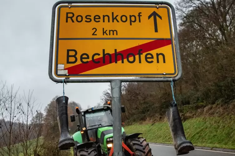 Mit Stiefeln an den Ortsschildern demonstrieren die Bauern gegen die geplanten Subventionsstreichungen der Ampel-Regierung. 