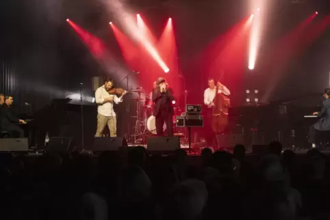Boogie-Woogie-Power mit acht Mann auf der Kammgarn-Bühne. 