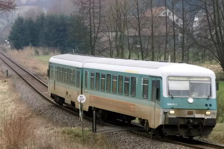 So sah die Regionalbahn von Kaiserslautern nach Lauterecken um die Jahrtausendwende aus. Das Bild entstand zwischen Katzweiler u