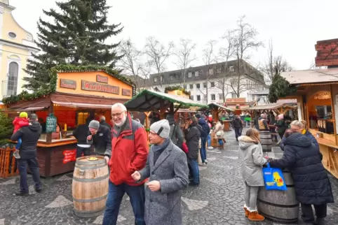 Obwohl der Weihnachtsmarkt diesmal einige Tage kürzer ist, sprechen die Beschicker beim Rundgang von Marktmeister Klaus Junski (