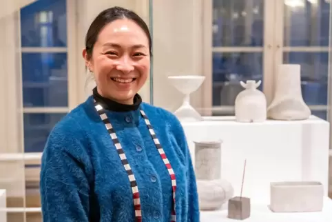 Youkyung Sin, koreanische Keramikerin aus Höhr-Grenzhausen im Westerwald, vor ihren Arbeiten im Badischen Landesmuseum.