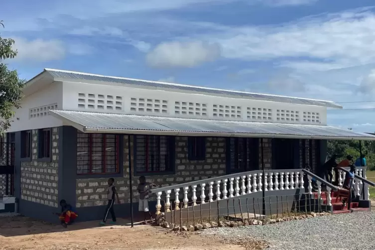 So wird einSchuh draus: Die neu gebaute Geburtenstation in Zigira bietet zwei Geburtenplätze und drei Betten. Dort können Frauen