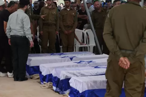 Angehörige und Soldaten versammeln sich um die Särge einer Familie, die beim Überfall der Hamas-Terroristen am 7. Oktober in ihr