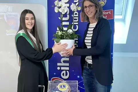 Kuseline Jil Biedinger und Lions-Club-Präsidentin Anke Schneider bei der Losziehung. 