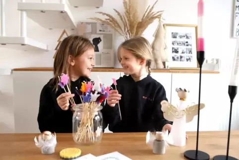 Leni (links) und Nora haben bereits im Sommer begonnen, selbstgebastelte Sachen zu verkaufen, um den Erlös zu spenden. 