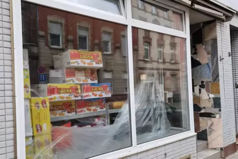 Blick ins bereits gefüllte Schaufenster des Ladens in der Valentin-Bauer-Straße 23.