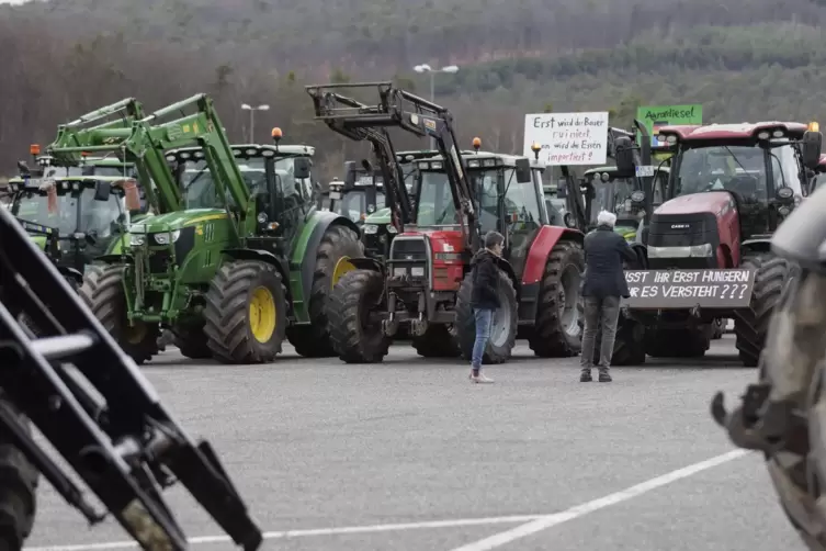 Auf dem Parkplatz Schweinsdell sammelten sich die Bauern.