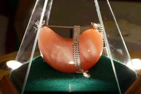 Der Saumagenorden ist ganz aus Rosenquarz und 740 Gramm schwer.
