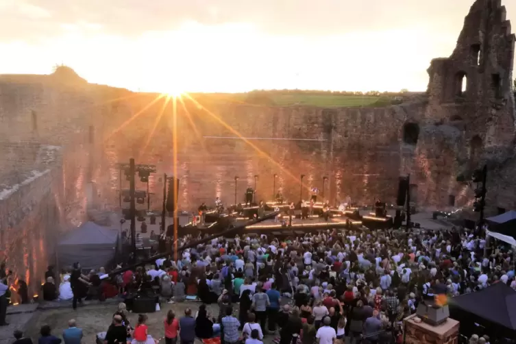Lebt besonders von der Atmosh&auml;re: der Neuleininger Burgsommer (hier 2022 mit Angelo Kelly). 