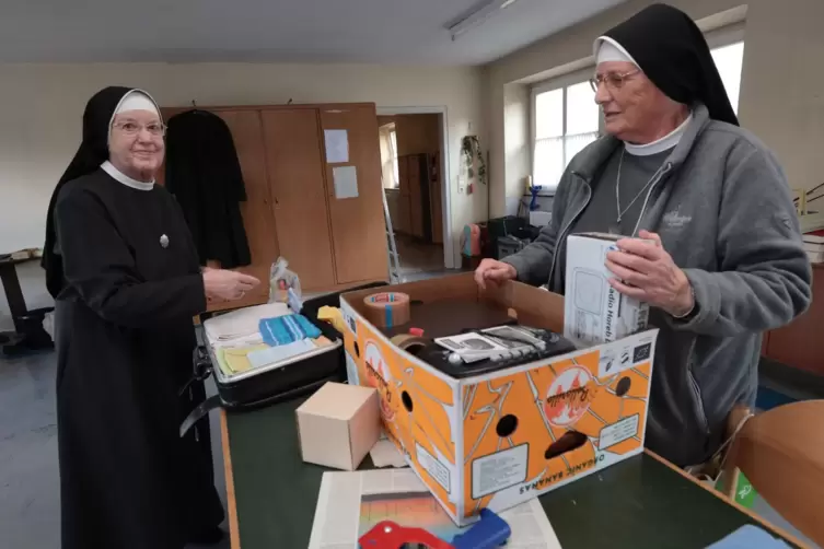 Die letzten Mallersdorfer Schwestern in Gr&uuml;nstadt, Blandine (links) und Giselhilda, packen ihre Sachen f&uuml;r den Umzug. Wie hie&szlig; d