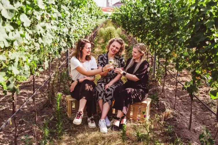 Kl&auml;ren im neuen RHEINPFALZ-Podcast &raquo;Wissensdurst&laquo; grundlegende Fragen zum Thema Wein: Digitalredakteurin Rebecca Singer (links),