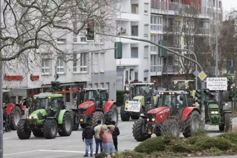 Am Freitag protestierten Bauern mit ihren Schleppern in der Innenstadt von Kaiserslautern, hier zwischen Betzenberg und Hauptbah