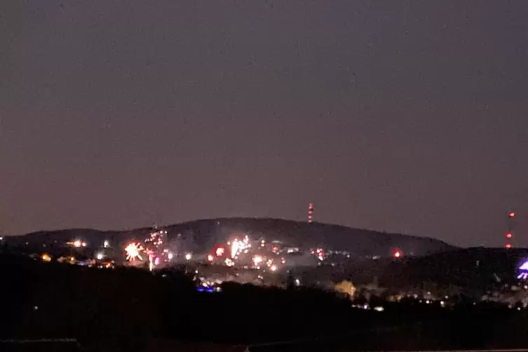 Zu Silvester wird der Donnersberg von Feuerwerk erleuchtet.