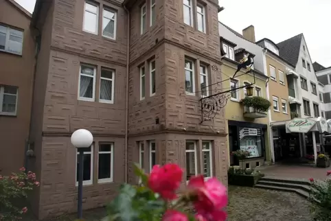 Die ganz Innestadt steht uff em Schuttbersch. Vorm ehemalische Wertshaus Zum Hirsch kammer’s noch guud siehn, weil dort noch e S