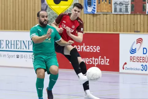 Im Finale hatte Ahmed El Khadem-Neuhäuser (links, SG Rimschweiler/VBZ II) TSC-Angreifer Alex Styben nicht vollständig im Griff. 