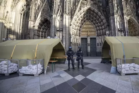 Vor dem Pontifikalamt im Kölner Dom zum Jahresabschluss mit Kardinal Woelki wird das Domumfeld von Einsatzkräften der Polizei mi