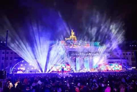 Szenerie am Brandenburger Tor kurz nach 18 Uhr.