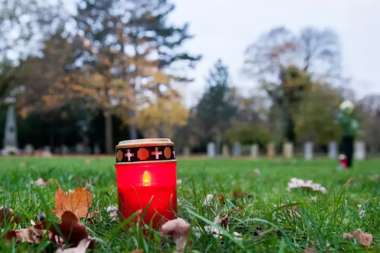 Eine Kerze kann ein Symbol dafür sein, dass jemand um einen Verstorbenen trauert. 