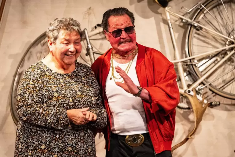 Oma Grete (Edith Stein) freut sich mit Porno Ralle (Klaus Marh&ouml;fer) auf ihr Filmdeb&uuml;t.