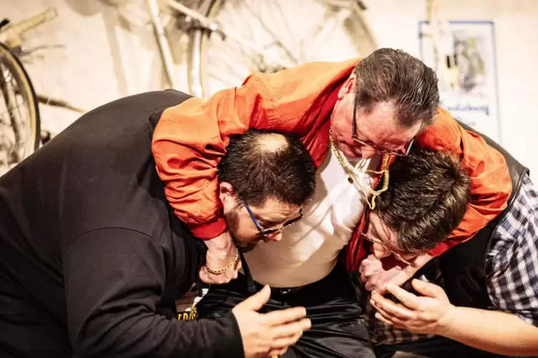 Porno Ralle (Klaus Marh&ouml;fer, Mitte), hat die Studenten Reiner (Arno Di Liberto, links) und Jens (Andreas Mohrbacher) ordentlich 