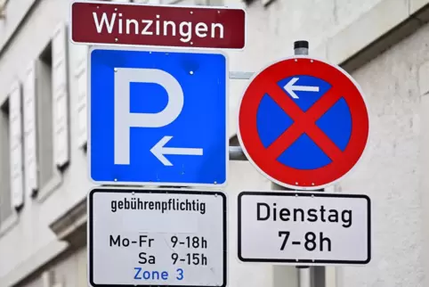 Per Schild ist geregelt, wann die Abstellflächen in der Friedrich-Ebert-Straße nicht genutzt werden dürfen, damit die Straßenrei