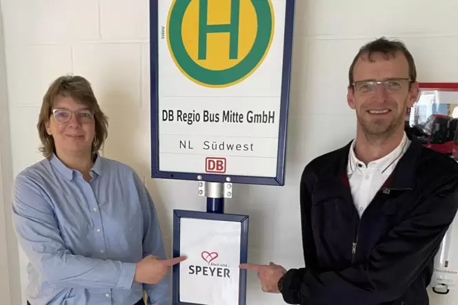 Speyer-Fans: Nicole Blume, Niederlassungsleiterin, und Jens Kukuk, Betriebsleiter von DB Regio Bus vor Ort. Speyer-Fans: Nicole Blume, Niederlassungsleiterin, und Jens Kukuk, Betriebsleiter von DB Regio Bus vor Ort.