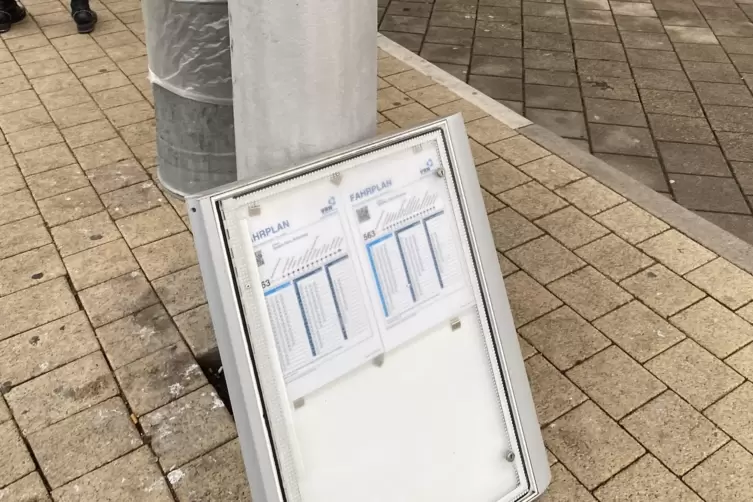 Noch nicht alles fertig: Fahrplan am Busbahnhof.