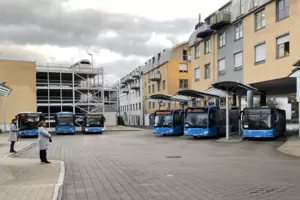 Sechs Busse stehen bereit: Der Busbahnhof ist noch stärker als zuvor zum Knotenpunkt geworden.