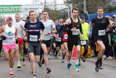 Viele Anmeldungen: 800 Teilnehmer zählte der Silvesterlauf in Schifferstadt, hier der Start des Zehn-Kilometer-Laufs.