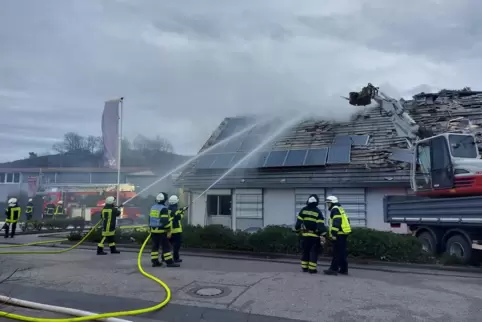Örtliche Bauunternehmen halfen der Feuerwehr dabei, die Photovoltaikanlage vom Dach zu entfernen. 