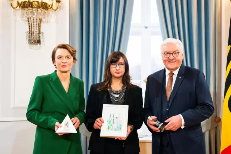 Zu Gast beim Neujahrsempfang des Bundespr&auml;sidenten: Nicoleta Steffan (Mitte) mit Frank-Walter Steinmeier und dessen Gattin Elke 