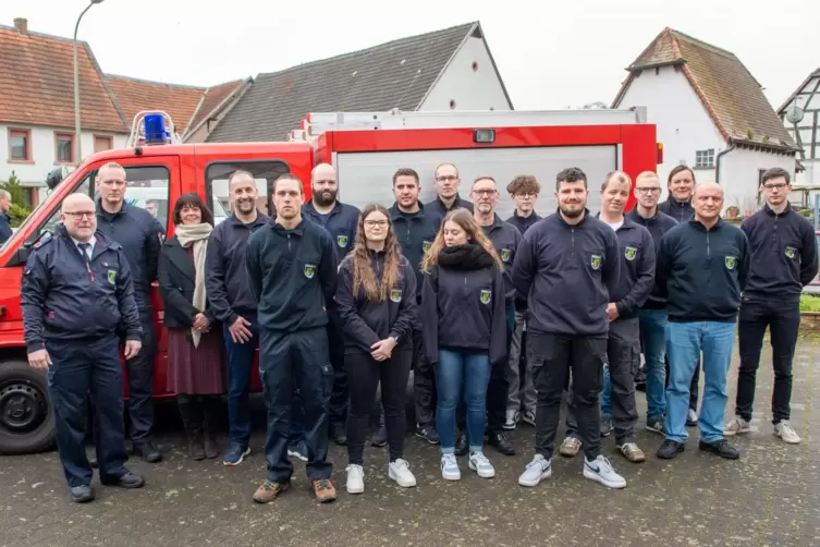 Einsatzbereit: die neu aufgestellte Feuerwehr-Einheit Höringen. Über deren Engagement freuten sich auch Verbandsbürgermeister Ru