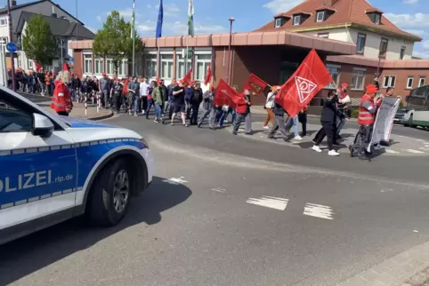Im Mai zogen rund 180 Protestler von der Stadthalle zum Borg-Warner-Werk. 
