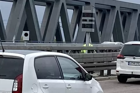 Ende April wieder installiert: Die Blitzer auf der Rheinbrücke Wörth/Karlsruhe.