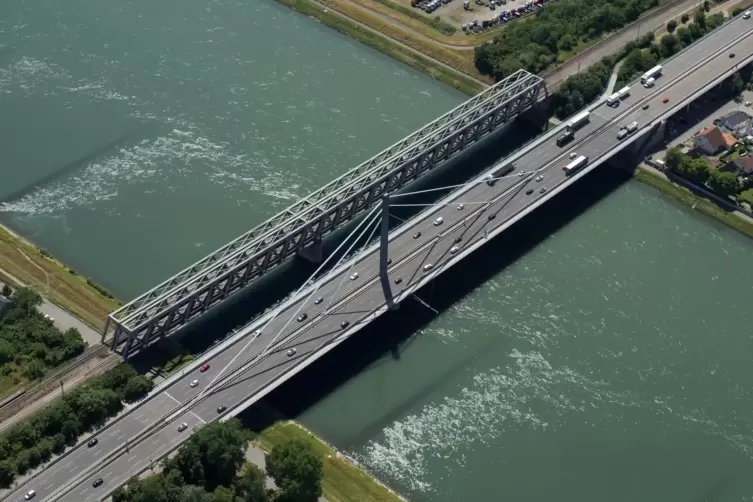 Rund 60.000 Fahrzeuge &uuml;berqueren t&auml;glich die Rheinbr&uuml;cke zwischen der S&uuml;dpfalz und ihrem Oberzentrum Karlsruhe.