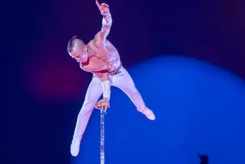 „Chiko“ Hernandez wagt den einarmigen Handstand in acht Metern Höhe. 